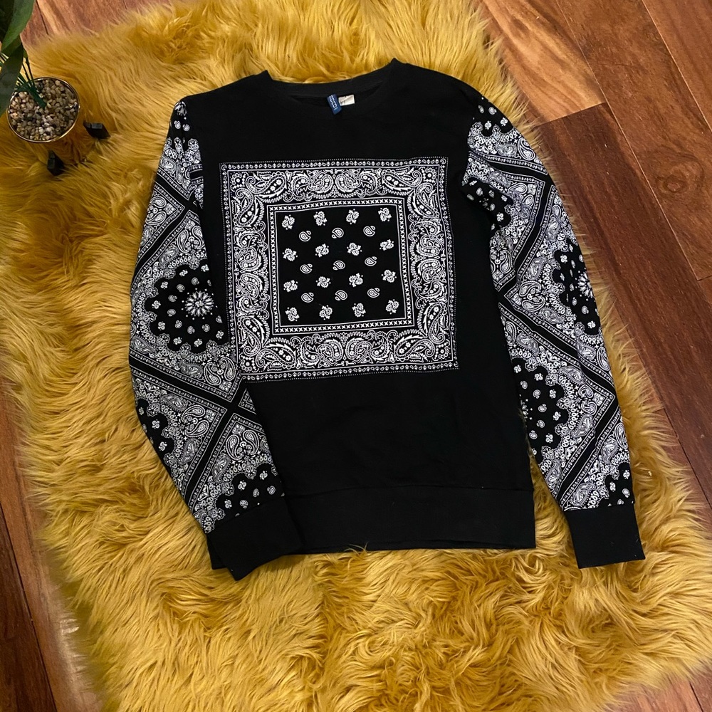 Men’s medium black crew pull over.